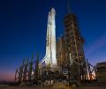 Испытания американской тяжелой ракеты-носителя Falcon Heavy компании SpaceX в США отложили несколько раз