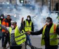 Последствия протестах в Руане: автомобиль врезался в активистов