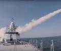 Российский военный корабль стреляет ракетой по старому судну во время учений