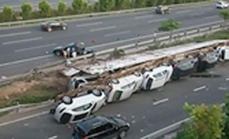 ЧП в Подмосковье: автовоз с немецкими иномарками перевернулся на дороге
