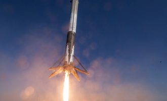 Американская компания SpaceX запустила ранее уже летавшую в космос ракету Falcon 9 с 10 спутниками