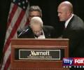 Генеральный прокурор США Майкл Мукасей потерял сознание во время публичной речи