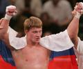 Александр Поветкин защитил свой чемпионский титул, послав Хасима Рахмана в нокаут