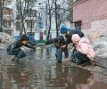 Москвичи переоделись в резиновые сапоги: растаявший снег образовал огромные лужи