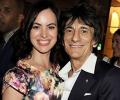 Ронни Вуд, знаменитый гитарист Rolling Stones, женился на ровеснице своей дочки