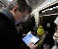 Пассажиры московского метро через Wi-Fi слушают музыку и скачивают видеоролики