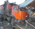 В Омске мусоровоз КамАЗ снес киоск на остановке, убив покупателя