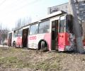 В Братске троллейбус с водителем-стажером съехал на обочину и  врезался в  столб: есть пострадавшие