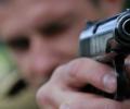В Омске пенсионер в подъезде расстрелял соседку и ее 4-летнего внука