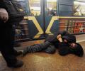 В московском метро мигранта избили и вышвырнули с поезда из-за грязной одежды