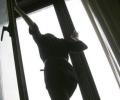 В Петербурге школьница после ссоры с любимым выбросилась из окна 6-ого этажа и выжила