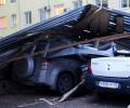 В Кемерово крыша отдела полиции рухнула на стоянку машин