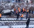 Во Владивостоке иномарка скатилась на рельсы перед аэроэкспрессом