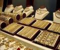 На западе Москвы неизвестные ограбили два ювелирных магазина, ранив охранников