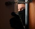 В столице грабитель разбился, убегая от полиции на «лестнице» из простыней