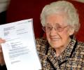 После осмотра 100-летней британки врачи сообщили о ее беременности