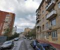 В центре Москвы мужчина бросал в прохожих кирпичи с крыши