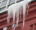 В оренбургском Бугуруслане наледь с крыши дома упала на двух мальчиков