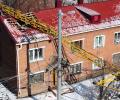 В Омске в результате падения подъемного крана на жилой дом есть пострадавший – один человек