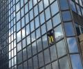 «Человек-паук» за 45 минут взобрался на стеклянный небоскреб в Париже