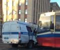 В Москве трамвай протаранил автомобиль полиции