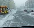 Сильный ветер в Норильске сбросил крышу на прохожих, женщина погибла