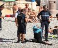 Во Франции полицейские вынудили мусульманку снять буркини на пляже