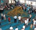 В турецкой мечети на молельщиков упала массивная люстра