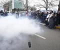 В Стамбуле силовики использовали против митингующих водометы