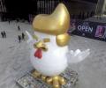 На площади китайского города появился гигантский петух с головой Трампа