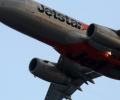 Самолет, который принадлежит компании Jetstar, совершил посадку в Сингапуре