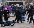 В Беларуси в День воли омоновцы людей пачками заталкивали в автозаки