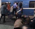 Пострадавших при взрыве в метро Петербурга эвакуируют, используя вертолеты