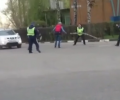 Соцсети смеются с ДПСников, уложивших правонарушителя на асфальт при помощи коряги