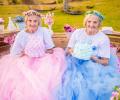 Бразильский фотограф устроил красочную фотосессию для 100-летних бабушек-близняшек