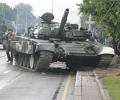 В белорусском Минске «парадный» танк протаранил столб