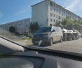 В Мурманске микроавтобус вклинился в колонну военной техники и был смят БТРом