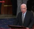 В Сенате США Маккейна, которому провели операцию на мозге, коллеги встретили овациями