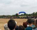 В Праге во время праздника военных парашютист приземлился на зрителей
