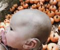 Реакция глухой крохи, которая впервые услышала маму благодаря слуховому аппарату, растопила сердца во всем мире