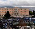 Протестующие в Афинах бросают бензиновые бомбы в полицию Македонии