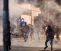 Молодые тунисцы бунтуют третью ночь в тяжелом положении