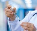 В Ирландии рекомендуют приостановить использование вакцины AstraZeneca