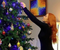Беременная Лена Катина опубликовала фото у елки с округлившимся животиком