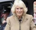 Неожиданный дизайн: королева Камилла вышла в свет с необычной брошью