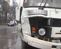 В Самарской области столкнулись легковушка и «ПАЗ», есть погибшие и раненые