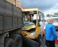 В Новосибирске «КамАЗ» столкнулся с маршрутным такси