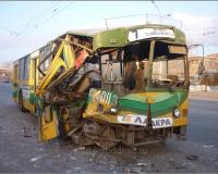 Серьёзное ДТП в Москве: грузовик врезался в троллейбус
