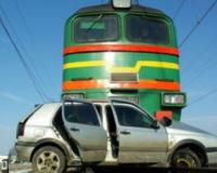 Тепловоз протаранил иномарку: погибли три человека