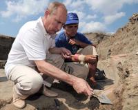 Путин извлек со дна Таманского залива древние амформы